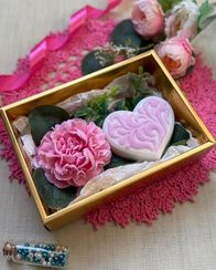 Sabundan ürək və pion dəsti