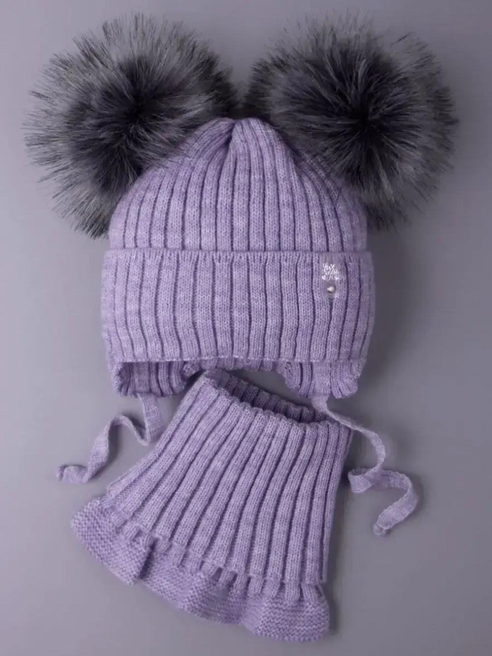 Шапка зимняя детская с помпонами и манишка