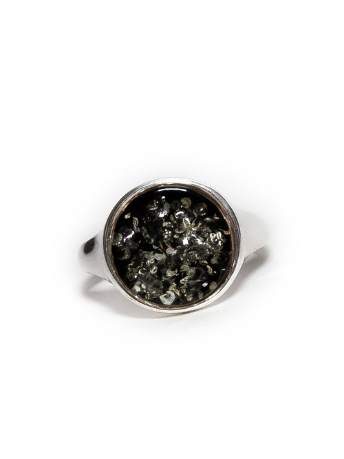 Кольцо с цельным янтарем зеленого цвета, диаметр 11 мм