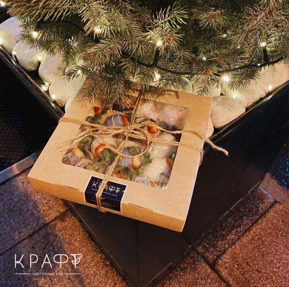 Новогодняя коробочка на 16 клубник