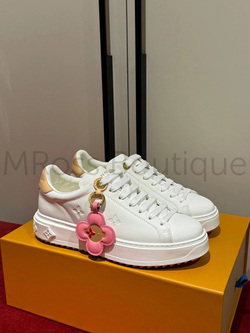 Женские кеды Louis Vuitton Time Out в белом цвете с брелком монограм