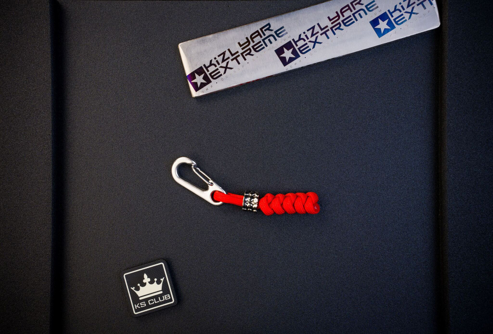 Короткий брелок с карабином