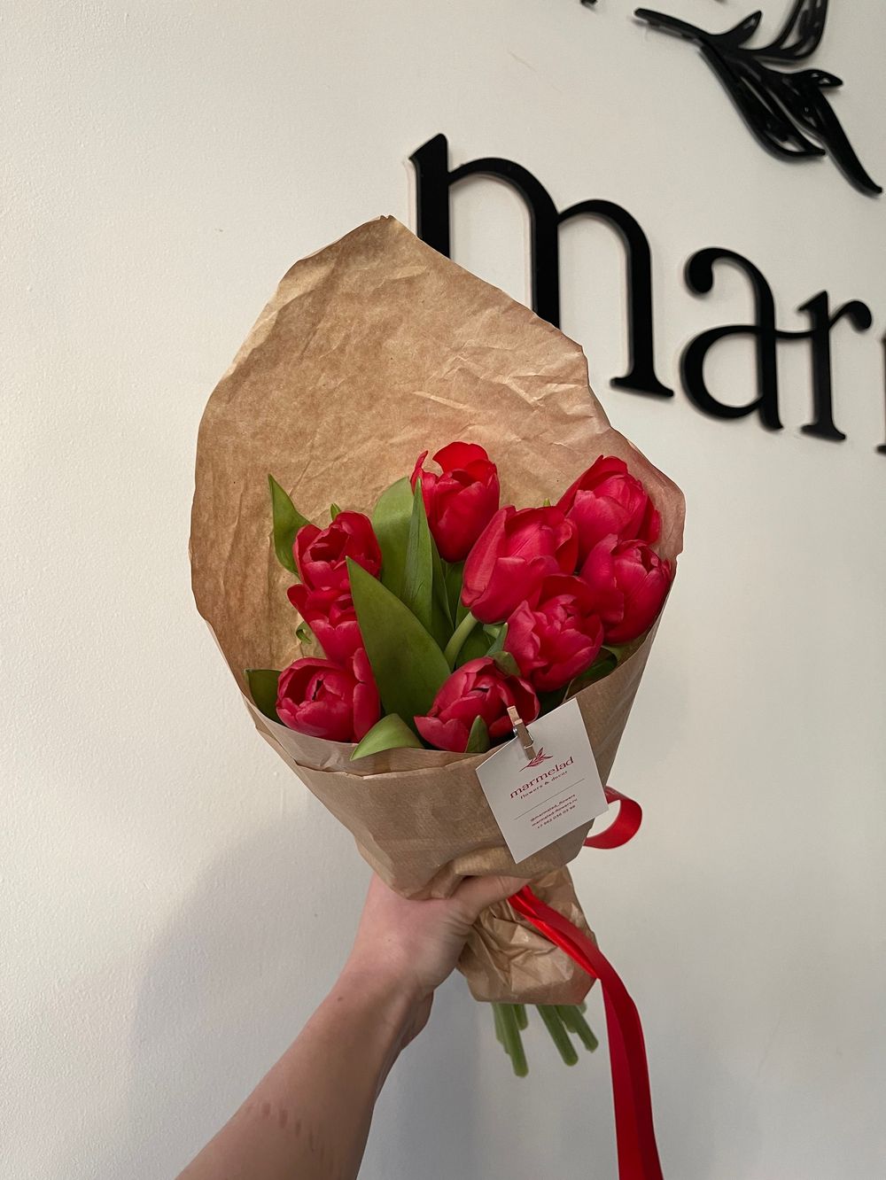 Кулек из тюльпанов красного цвета