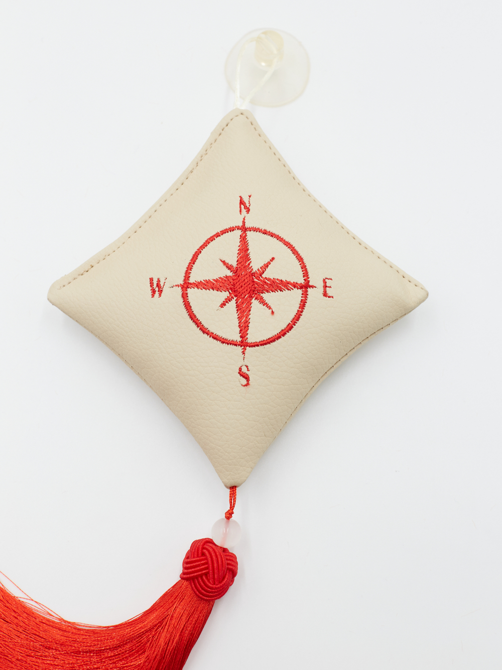 Ромб объемный на присоске Роза Ветров (экокожа, бежевый, красная вышивка, кисть)