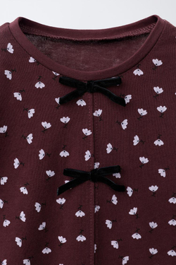 ZARA ФУТБОЛКА С ЦВЕТОЧНЫМ ПРИНТОМ И БАРХАТНЫМ БАНТОМ, ГРАНАТОВЫЙ