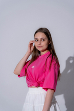 «Оверсайз футболка цвета фуксия от бренда ХМАО — это смелое решение для создания запоминающихся образов. Свободный крой из премиального хлопка обеспечивает максимальный комфорт, а насыщенный оттенок подчеркивает индивидуальность. Как и вся наша коллекция, эта модель создана в Ханты-Мансийском автономном округе с любовью к деталям и вниманием к качеству. Идеально сочетается с денимом, кожаными элементами или монохромными комплектами. Выбирайте уникальный стиль ХМАО — носите с уверенностью!»