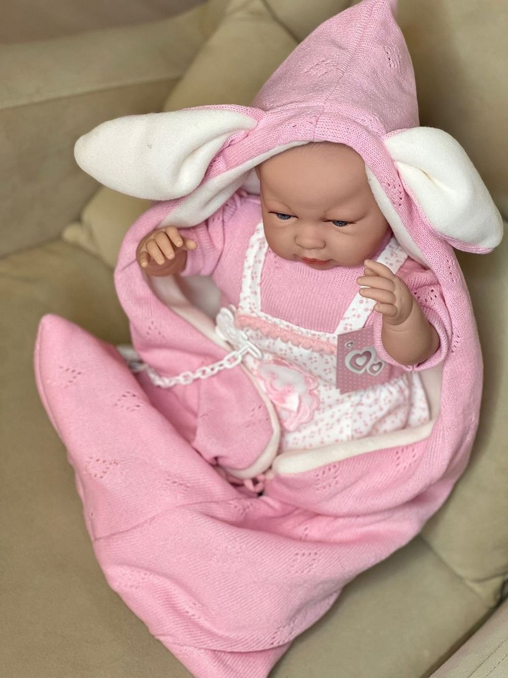 Кукла Berbesa мягконабивная 50см SARA с пледом (5217S)