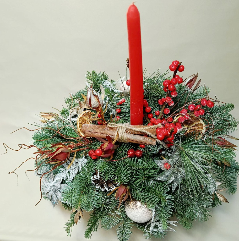 Новогодняя настольная композиция из Датской ели-Нобилис, Илекса, Аспарагуса, с декором и свечей