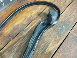 Уплотнитель двери задний левый Toyota Camry (XV70) 17-нв Б/У Оригинал 6787233120