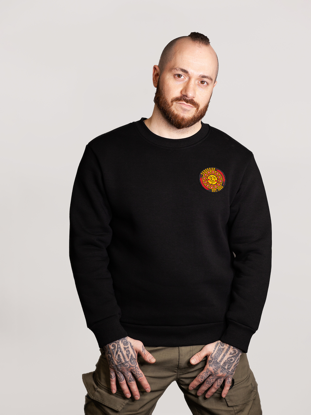 Свитшот Варгградъ мужской чёрный с шевроном «Сердитое солнце» с начёсом