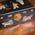 Лаковая шкатулка с инкрустацией и бархатной отделкой