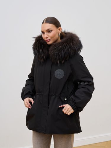 Черная пуховая парка с меховым капюшоном