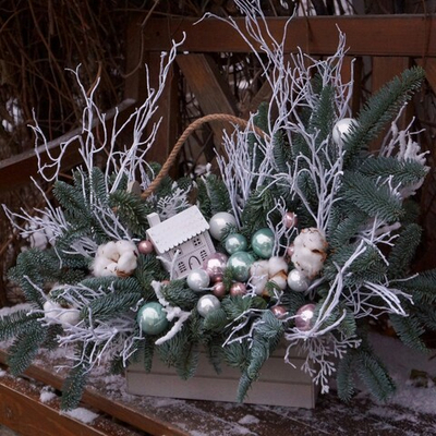 Новогодняя композиция с белым домиком