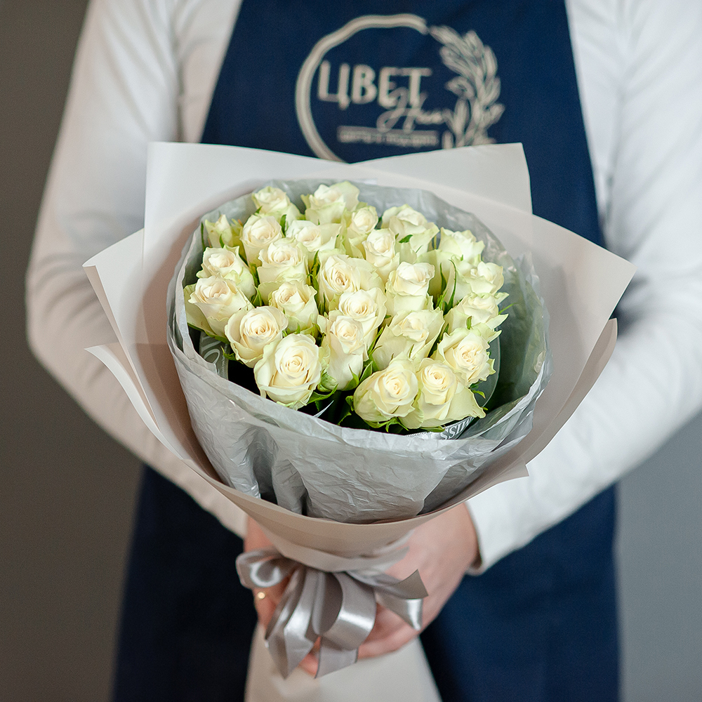 25 белой кенийской розы в бежевом оформлении