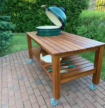 Керамический гриль Big Green Egg L Large (Большой), 46 см на столе из дуба