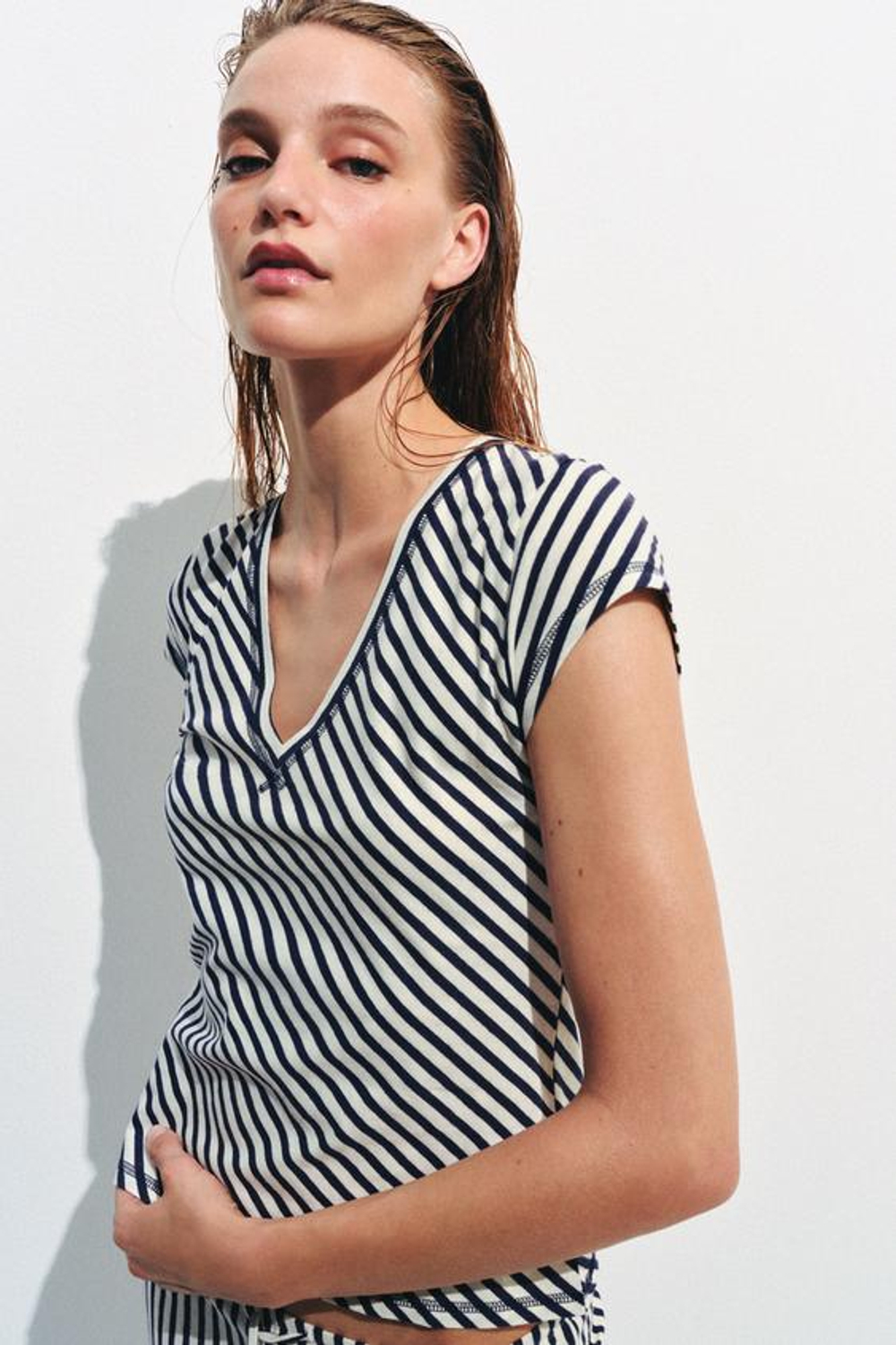 ZARA ФУТБОЛКА В ПОЛОСКУ ИЗ СМЕСОВОГО ЛЬНА, ЭКРЮ/ТЕМНО-СИНИЙ