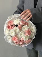 Букет из хризантемы, кустовой пионовидной розы и диантусов