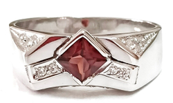 Ювелирное кольцо из серебра с гранатом и фианитами