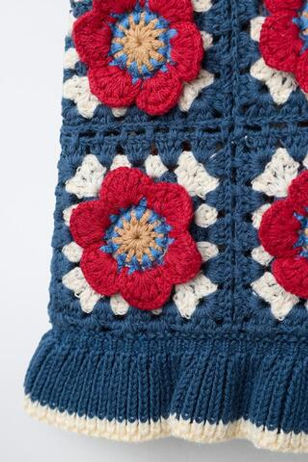 ZARA ТОП С ЦВЕТОЧНЫМИ ДЕТАЛЯМИ ИЗ КРУЖЕВА КРОШЕ, СИНИЙ