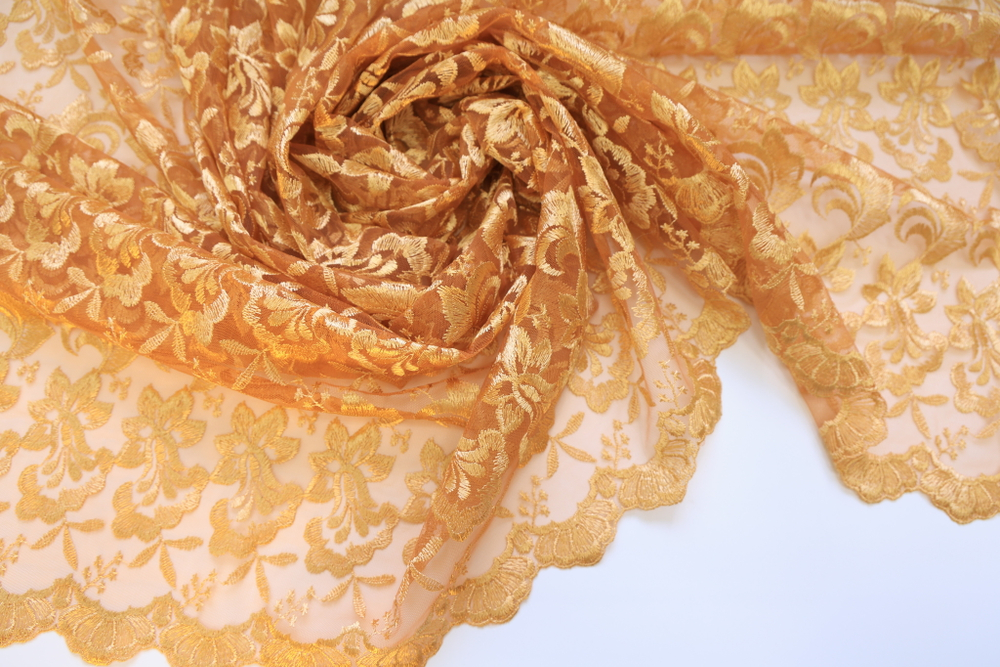 Вышивка на сетке бежевая