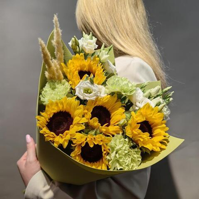 Букет "Солнечный" (Лагурус, подсолнух, эустома, диантус/гвоздика)