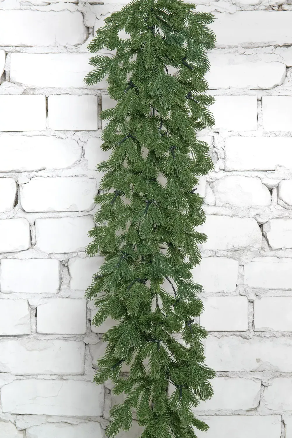 Хвойная гирлянда с подсветкой встроенной «Чарующая» Литая хвоя