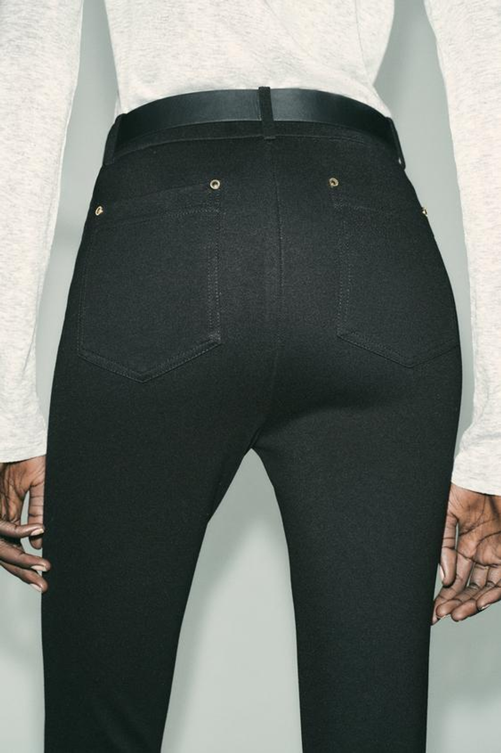 ZARA ДЖЕГГИНСЫ СО СРЕДНЕЙ ПОСАДКОЙ И РЕМНЕМ, ЧЕРНЫЙ