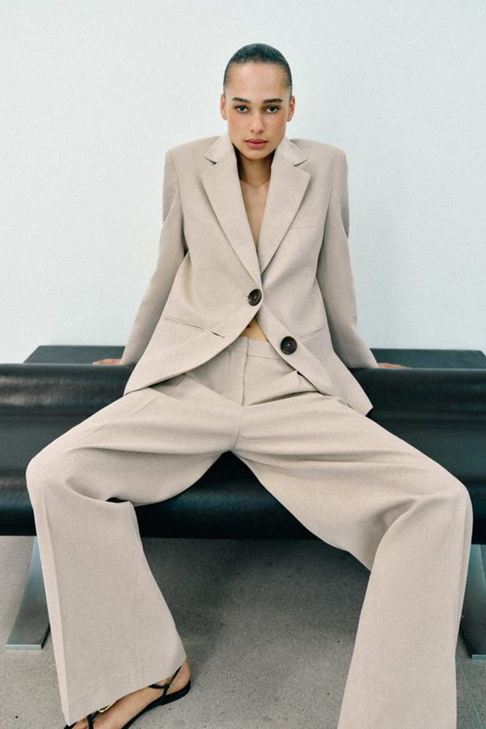 ZARA БРЮКИ ПРЯМОГО КРОЯ С ЗАЩИПАМИ, СВЕТЛО-БЕЖЕВЫЙ