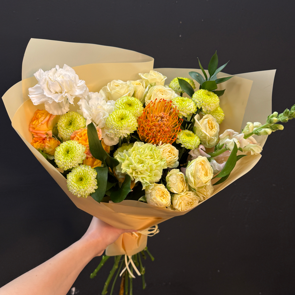 Букет из сортовых хризантем, кустовой розы и нутана