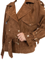 Женская коричневая замшевая куртка-косуха с поясом