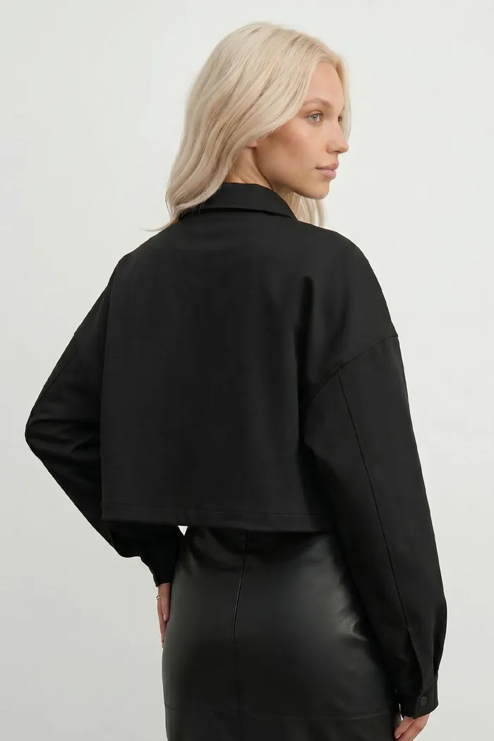 Куртка с воротом укороченная черного цвета