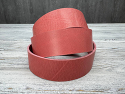 Фактура ременной кожи розового цвета