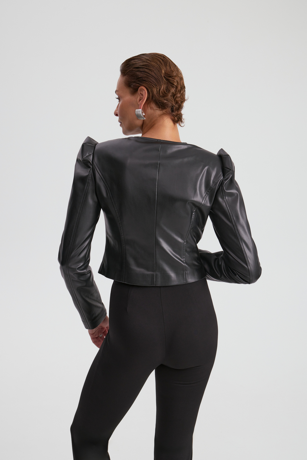 Жакет укор. экокожа акцент плечи