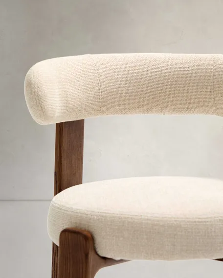 Стул Granite на 4 ножках из бежевого шенилла и массива ясеня в отделке орех