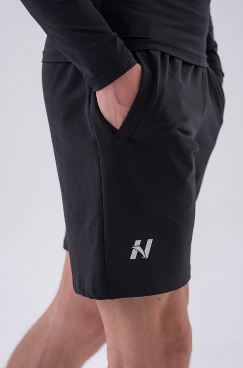 Шорты 	Relaxed-fit Shorts with Side Pockets 319 Черные