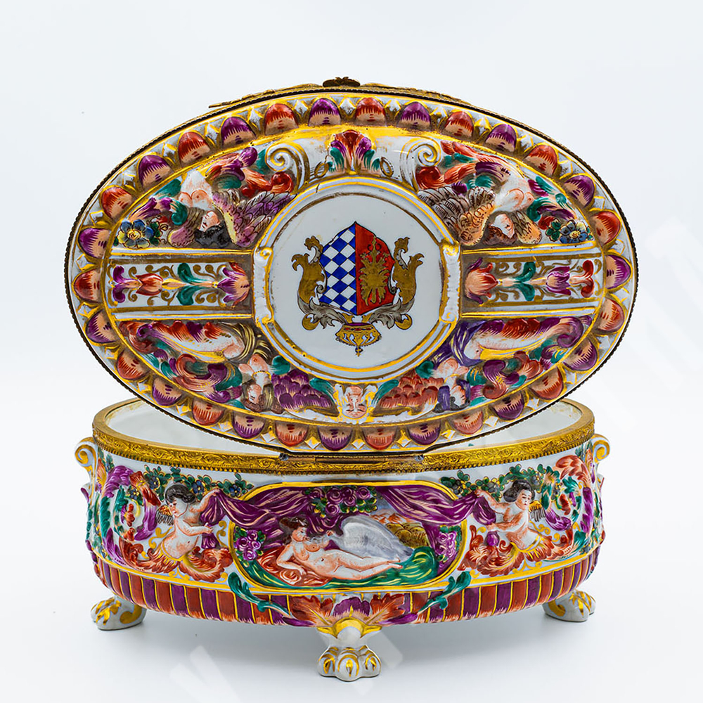 Фарфоровая шкатулка с гербом. Фарфор, ручная роспись. Италия, Каподимонте (Capodimonte). XIX в.