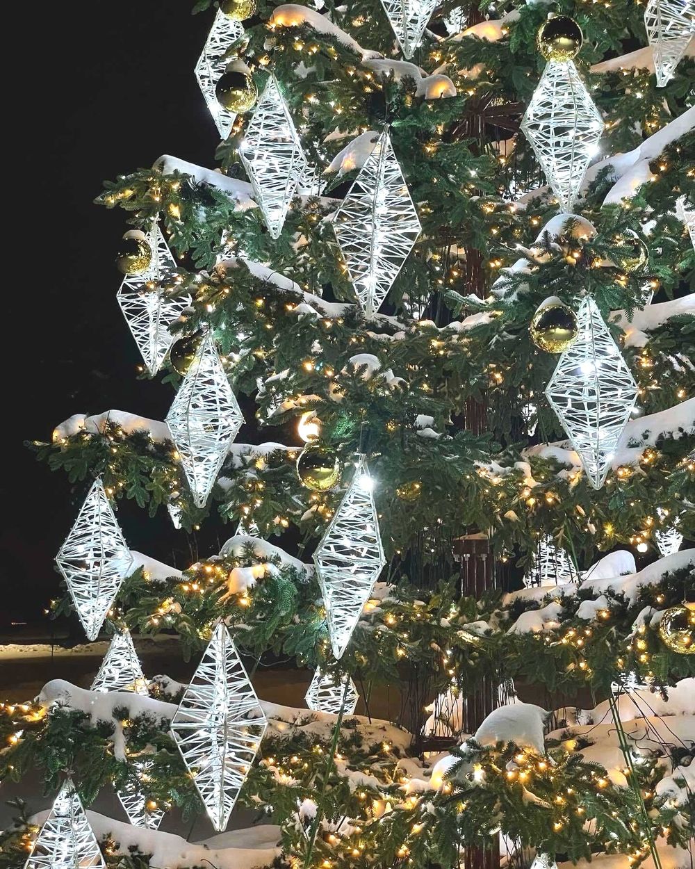 Светодинамическая елка ствольная со скамейкой, встроенная гирлянда: Теплый свет - "Лесная" (Литая хвоя) от 6 до 18 м