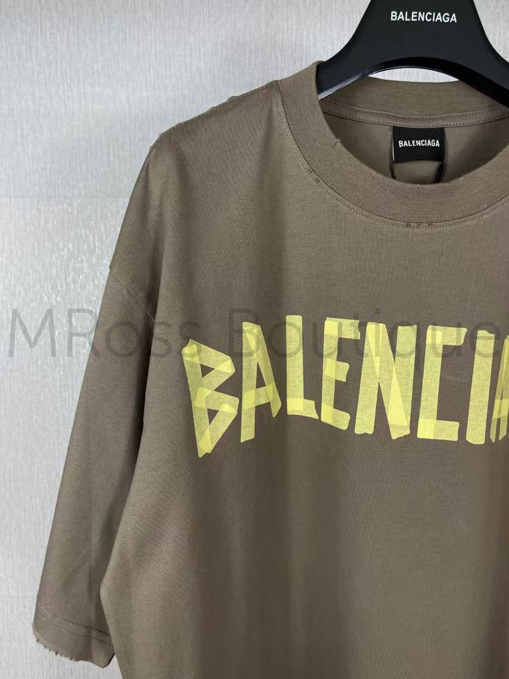 Женская футболка Balenciaga коричневого цвета с надписью