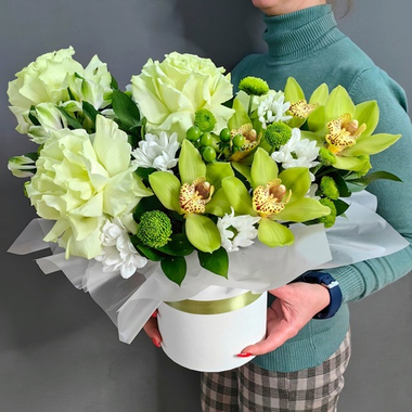 Композиция с французскими розами и орхидеями