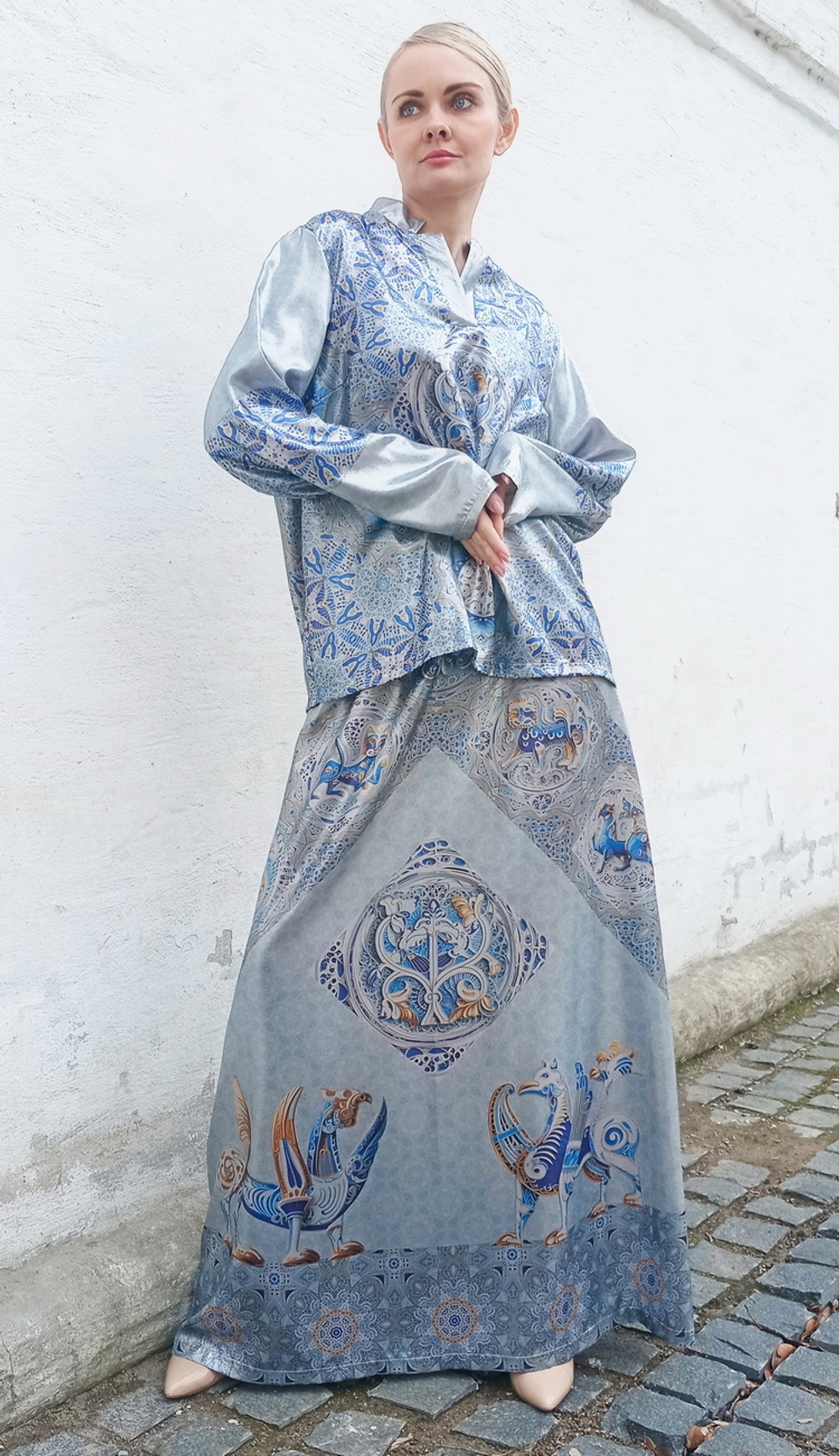 Костюм "Гжель" (блуза и юбка), коллекция "Сны белого камня", по мотивам белокаменной резьбы домонгольских соборов Владимирской земли
