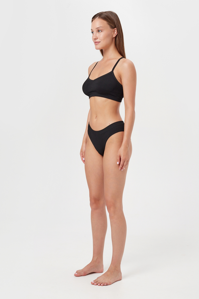 Бесшовный топ на бретелях из итальянской пряжи