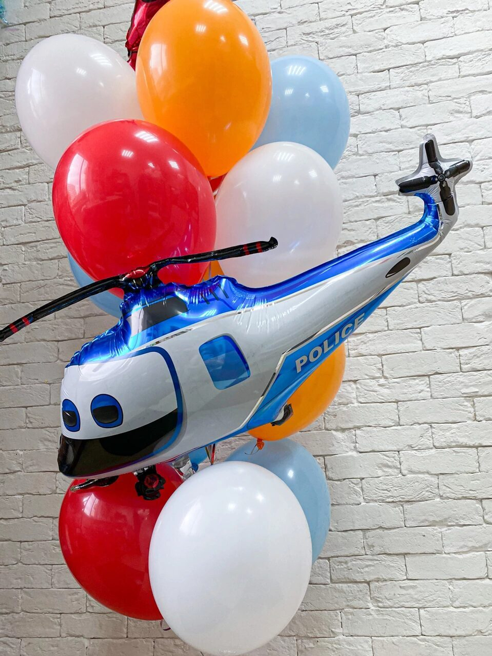 Композиция из воздушных шаров "Космонавт с вертолетом"