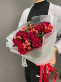 Дуобукет из роз и гиперикума