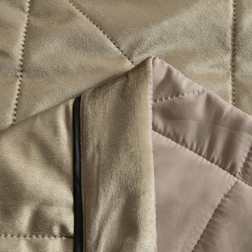 Велюровое покрывало в клетку и две наволочки OVL030