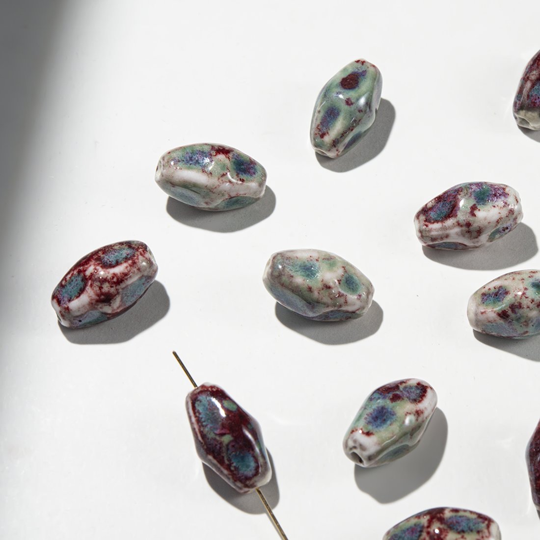 Бусина в форме бочонка с гранями, 12,8*20,8мм, бордово-бирюзовая, глазурированный фарфор