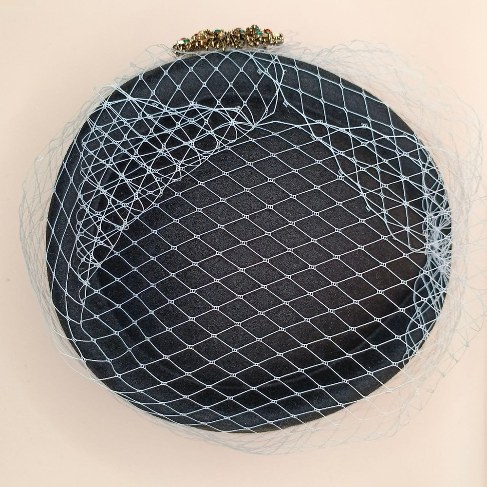 ТАблетка с Вуалью и брошью.