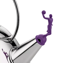 Alessi - Чайник 9093 со свистком, 2л, баскетболист, фиолетовая ручка / артикул   9093 VA  / GTIN 8003299471669