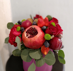 Фрукты и цветы в шляпной коробке