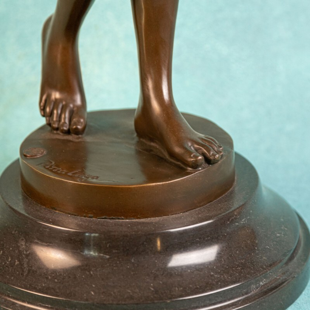 Скульптура девушки