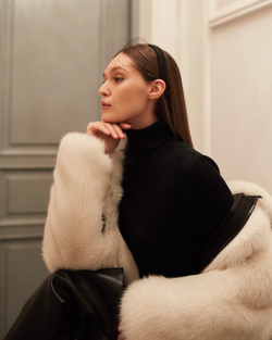 Укороченная вуаль на тонком ободке с черными стразами